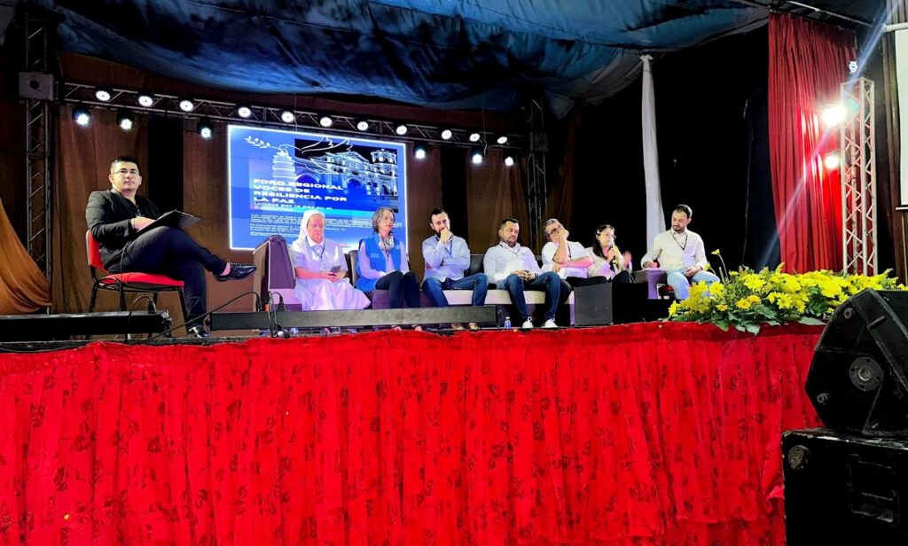 El Observatorio de derechos humanos adscrito al departamento de derecho y Ciencias Políticas de la Universidad Francisco de Paula Santander Ocaña, se encuentra a esta hora Participando de la semana por la paz " Foro regional voces de resiliencia por la paz" con la intervención del especialista Jesús Manuel Rueda, docente ocasional del programa de derecho de la institución, con el tema denominado: Inteligencia artificial y derechos humanos: un análisis desde el derecho al trabajo.